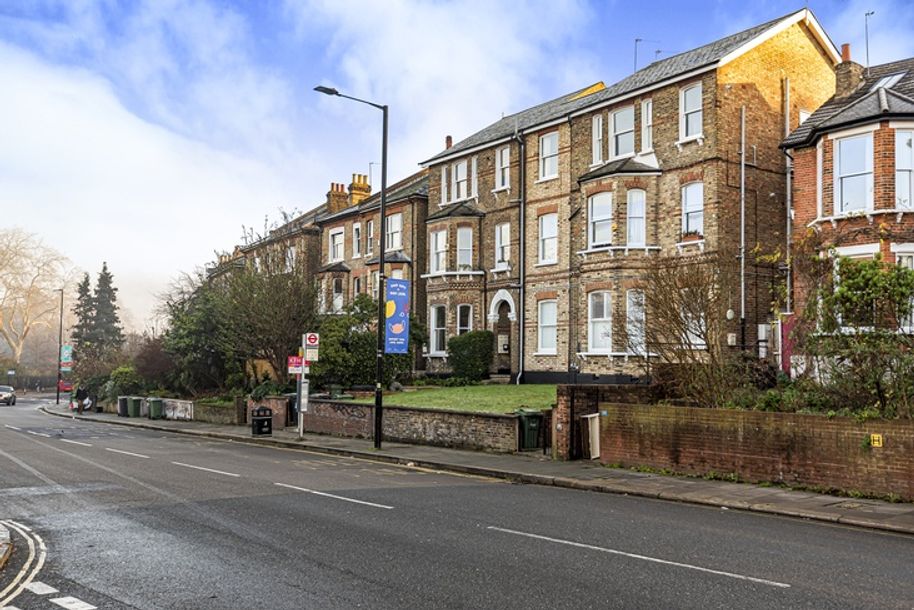 SE24 9AG 2 bedroom apartment in Herne Hill Share to Buy