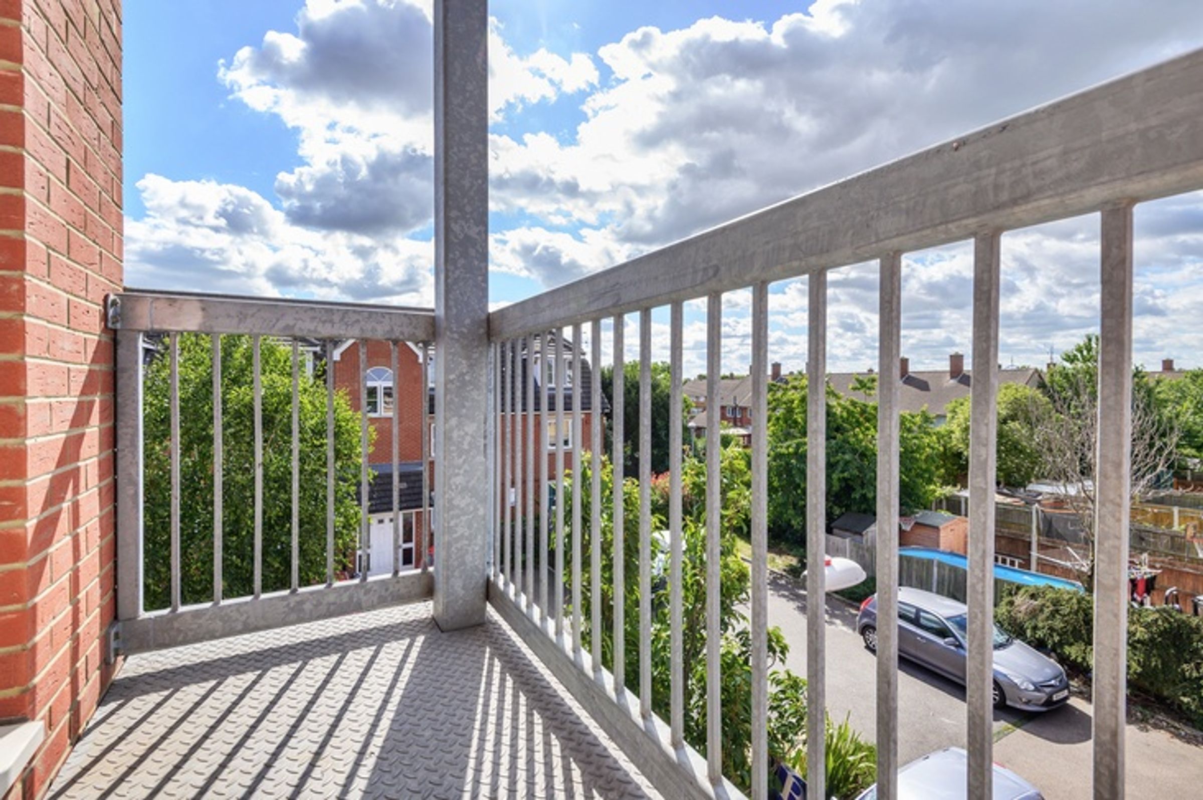 RM9 6EF 2 bedroom apartment in Dagenham Share to Buy