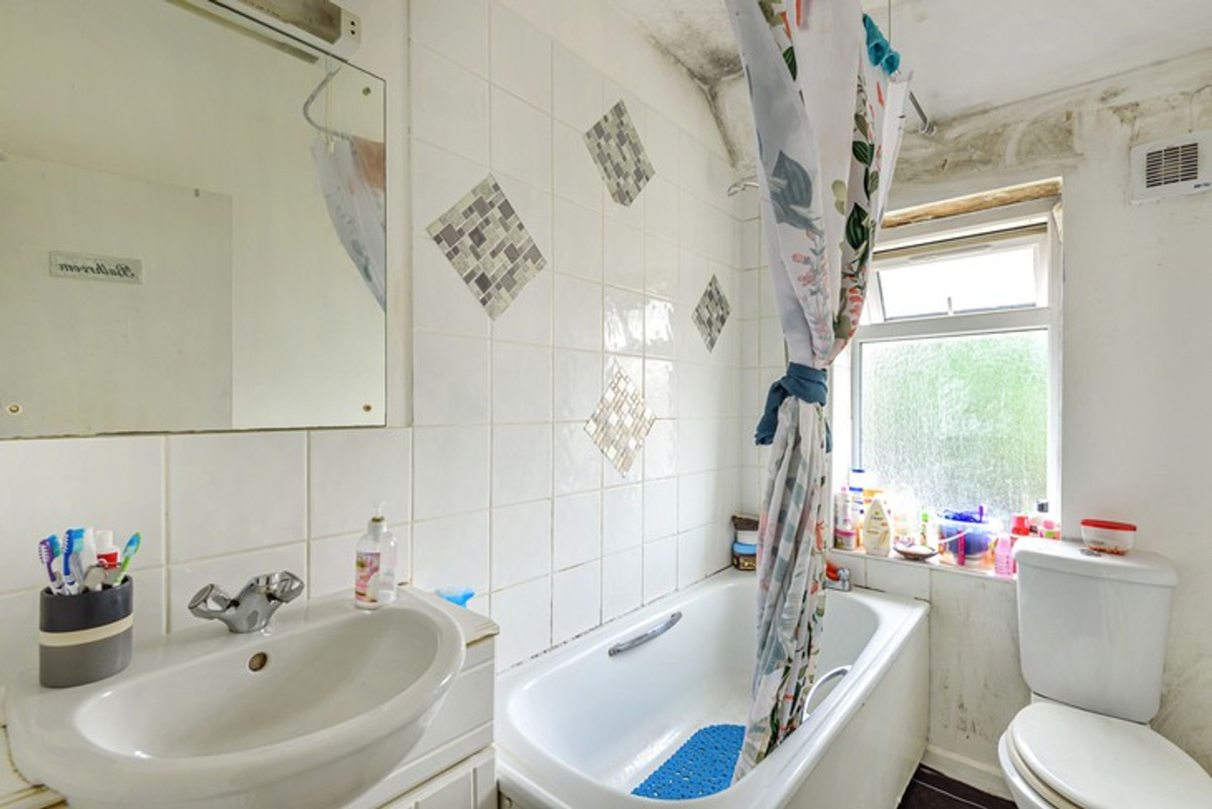 RM9 6BX 2 bedroom house in Dagenham Share to Buy