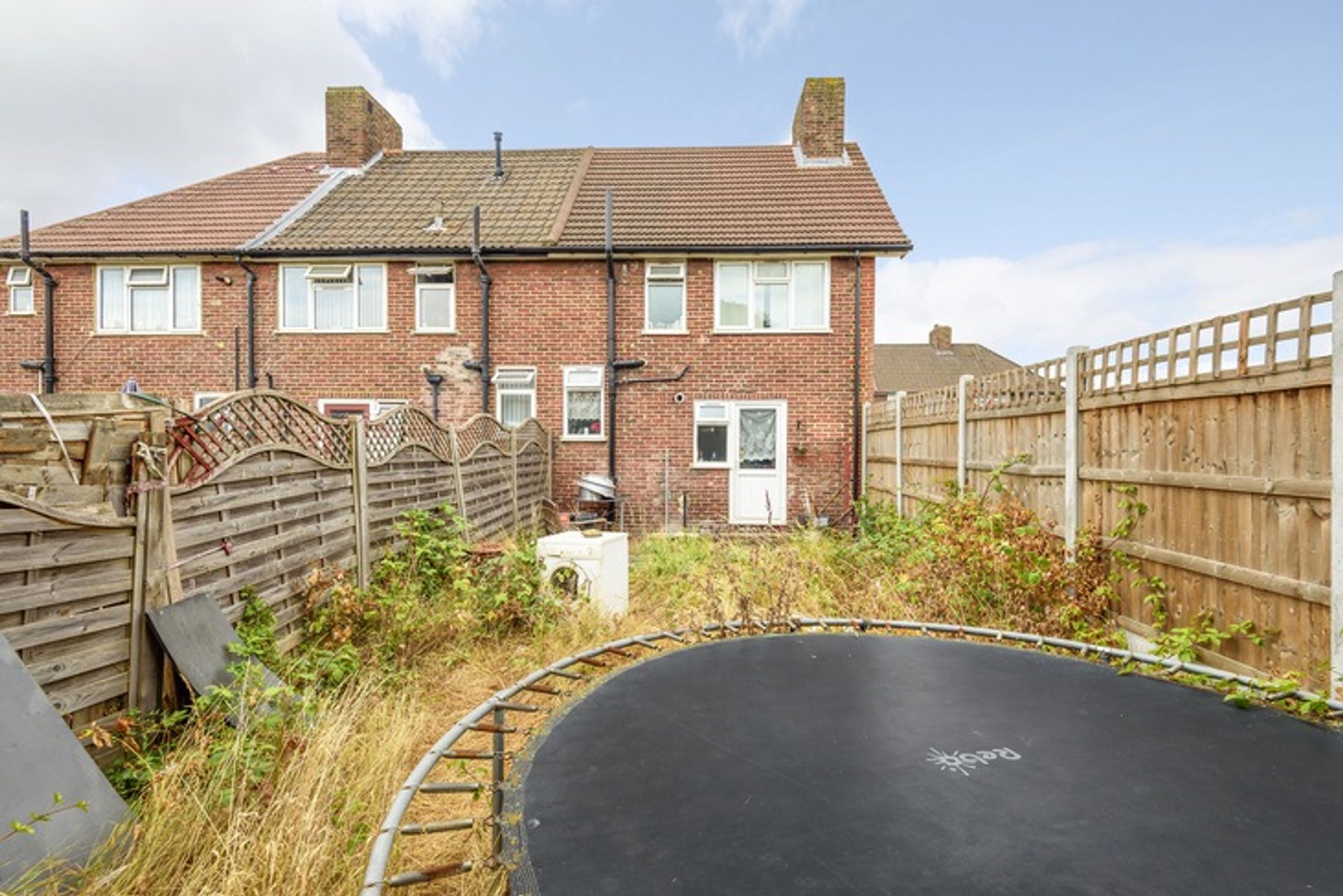 RM9 6BX 2 bedroom house in Dagenham Share to Buy