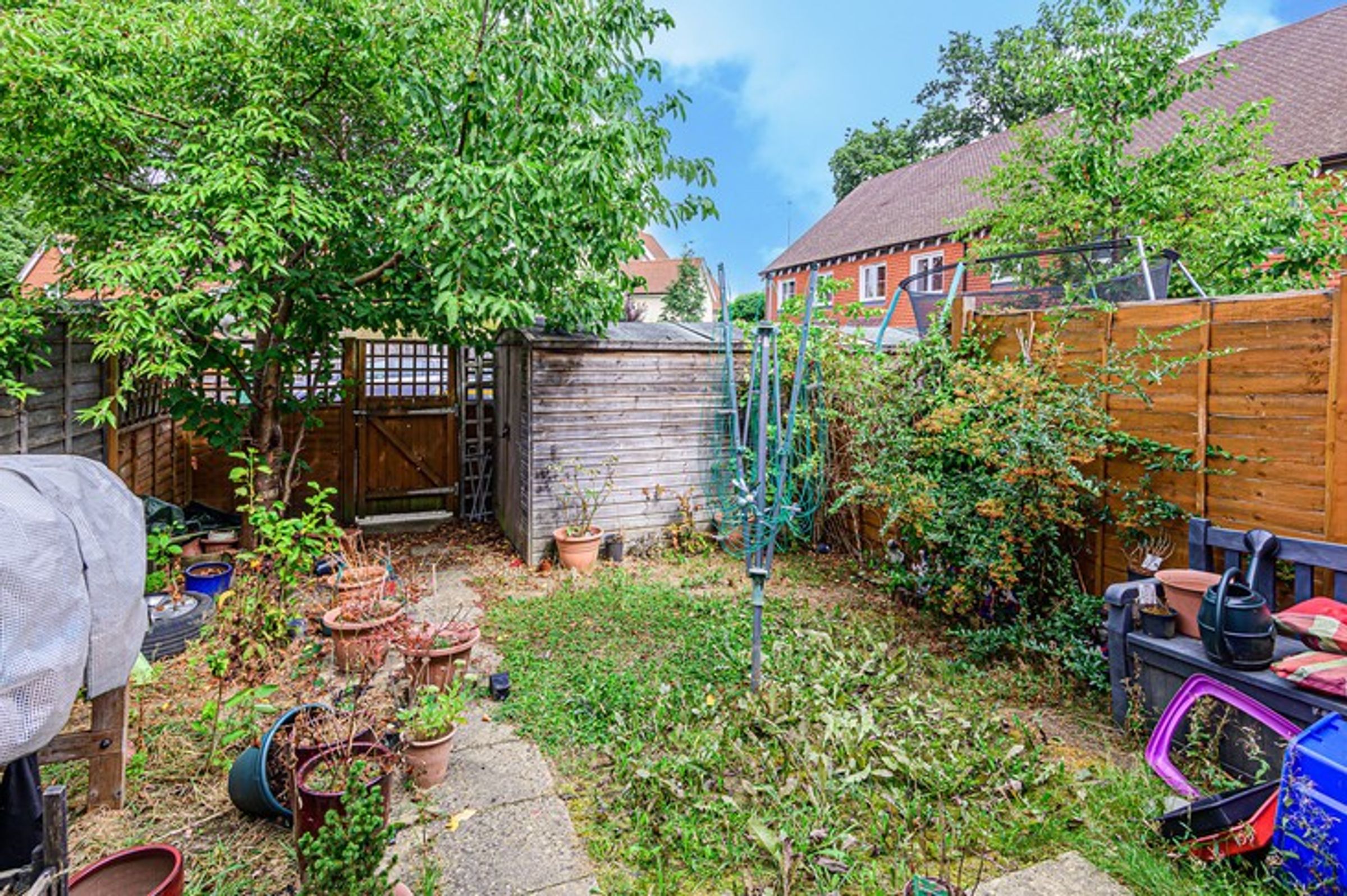 RH6 9FB 3 bedroom house in Horley Share to Buy