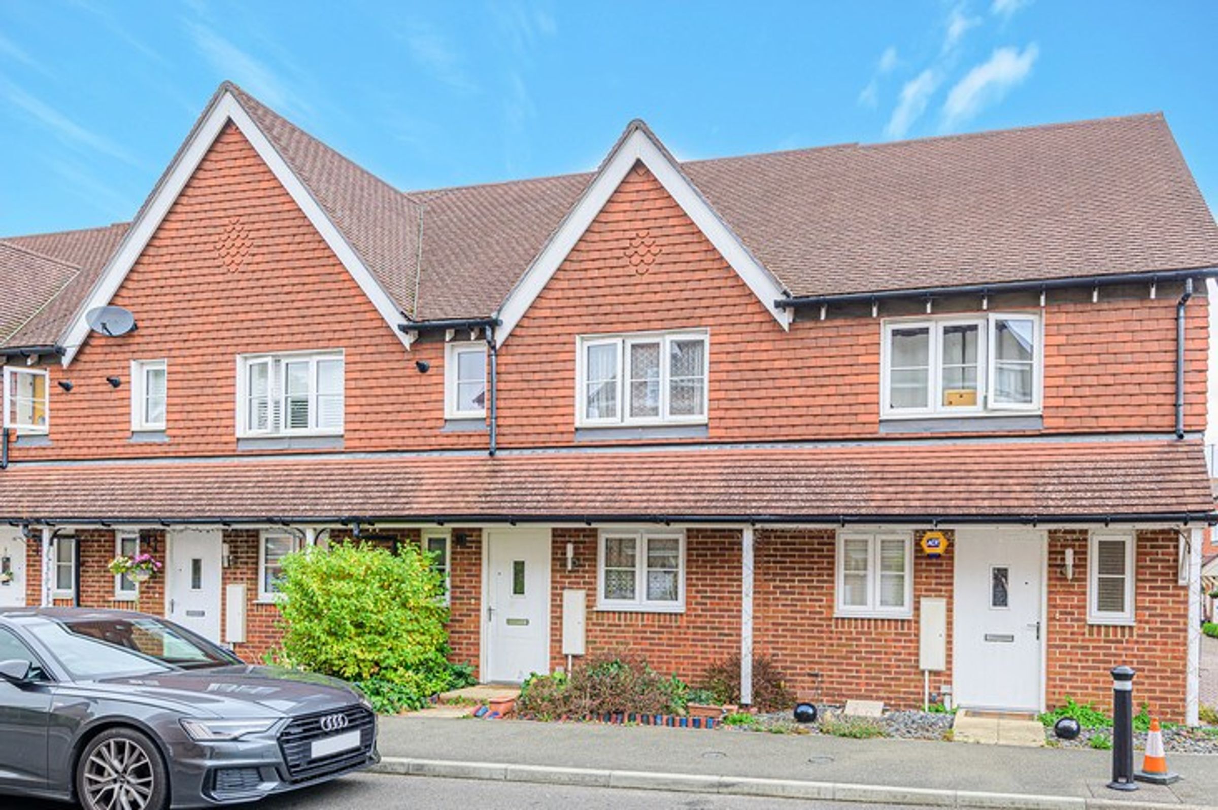 RH6 9FB 3 bedroom house in Horley Share to Buy