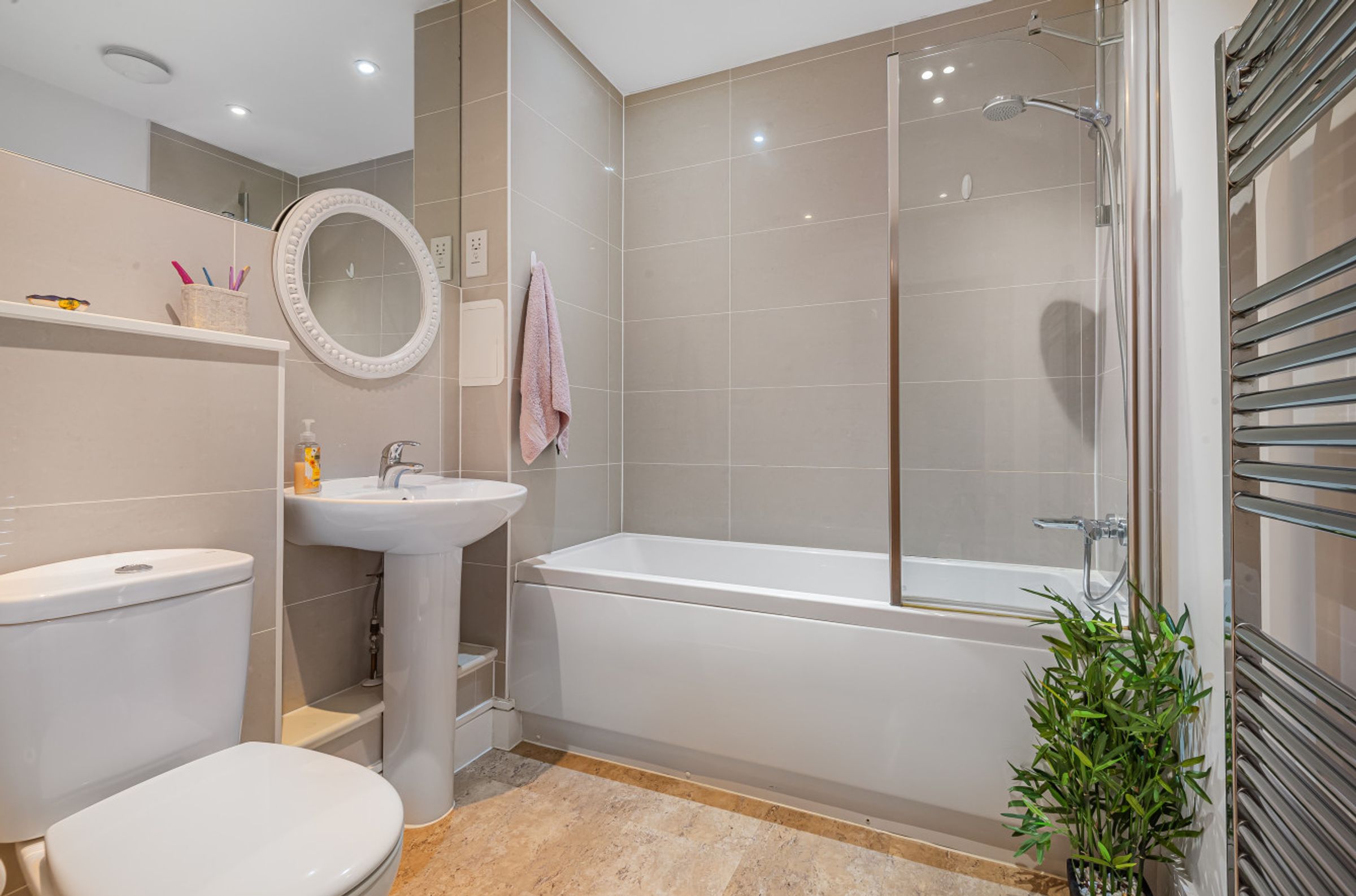 GU14 6FZ 2 bedroom apartment in Farnborough Hampshire Share to Buy