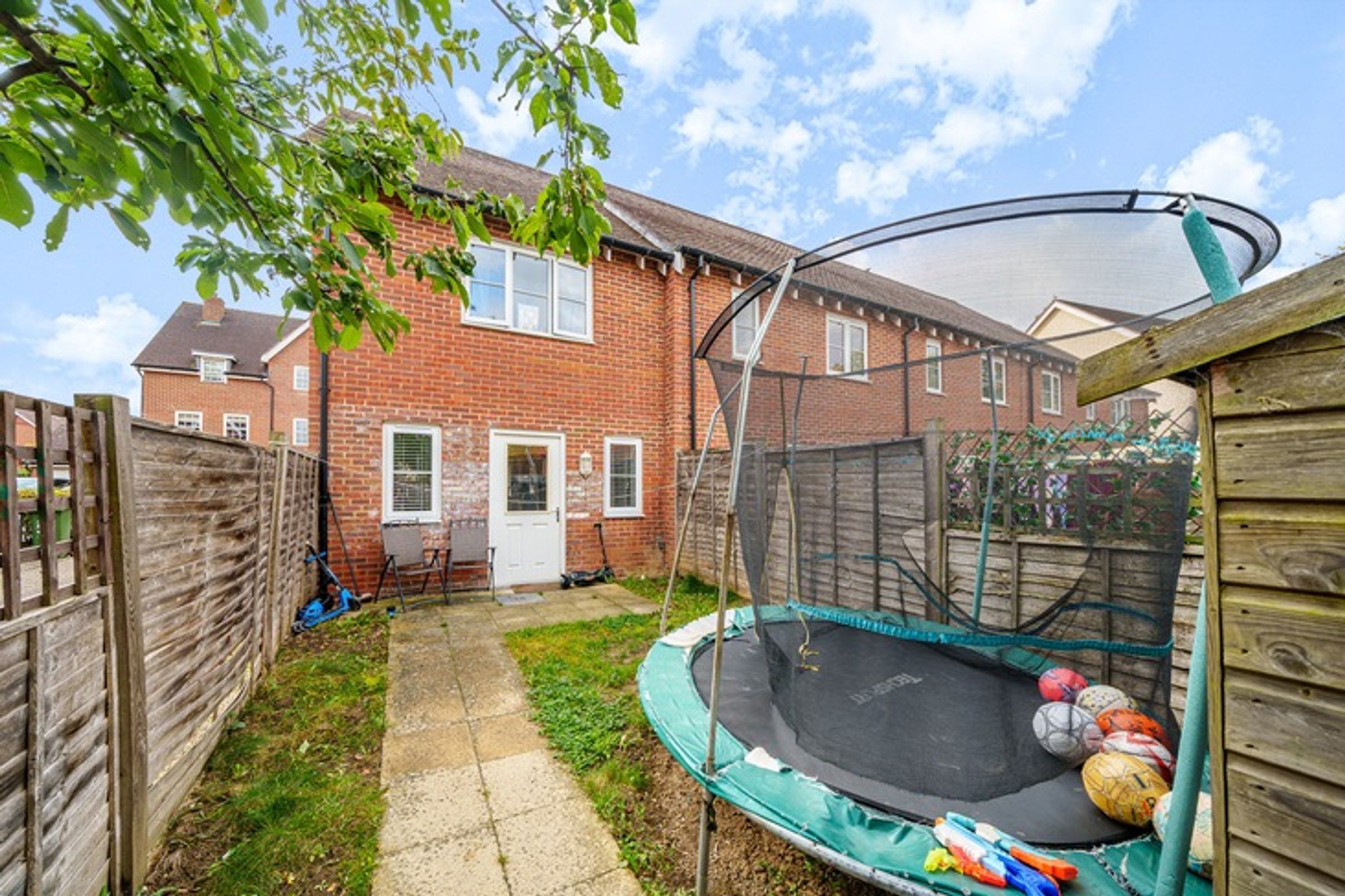 RH6 9FB 2 bedroom house in Horley Share to Buy