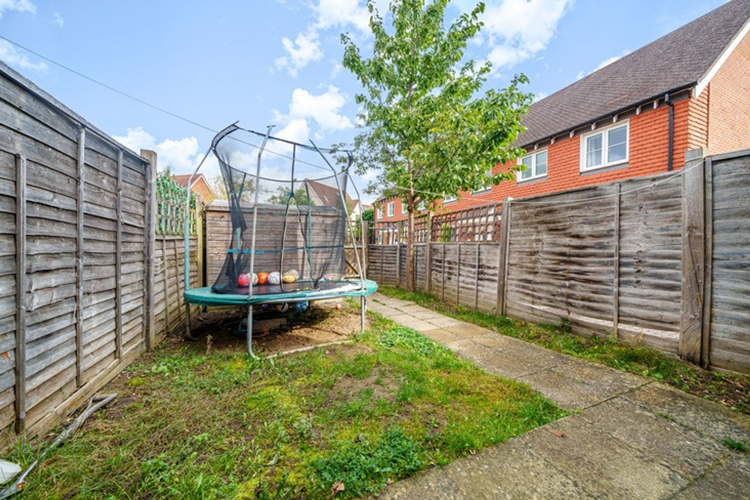 RH6 9FB 2 bedroom house in Horley Share to Buy