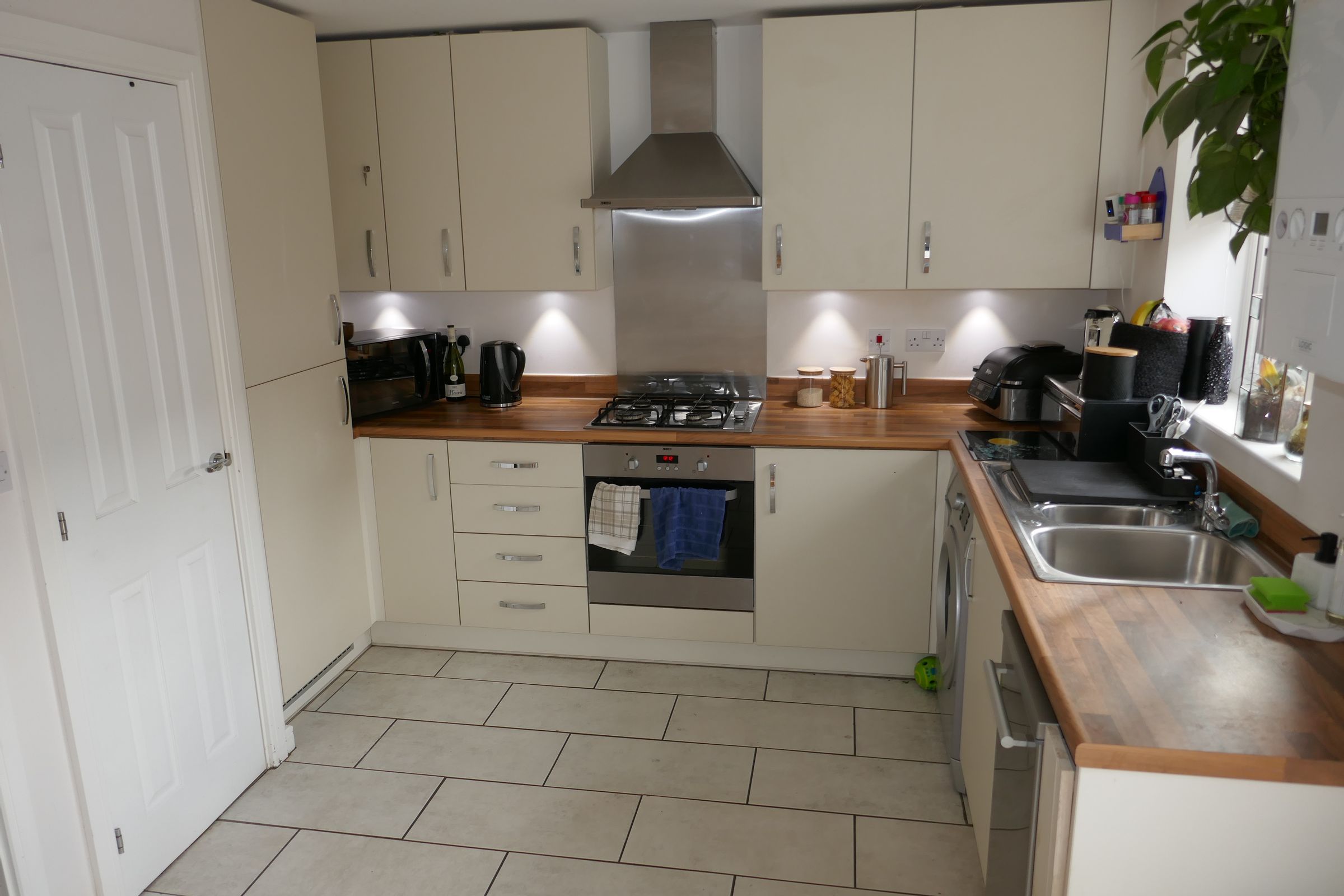 CV22 7YA 3 bedroom house in Rugby Warwickshire Share to Buy