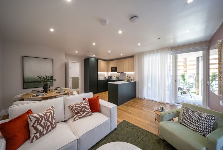 Property photo 3 of 22 for 46 Lower Road, Rotherhithe