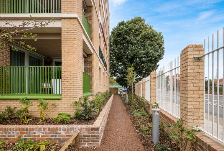 Property photo 14 of 22 for 46 Lower Road, Rotherhithe