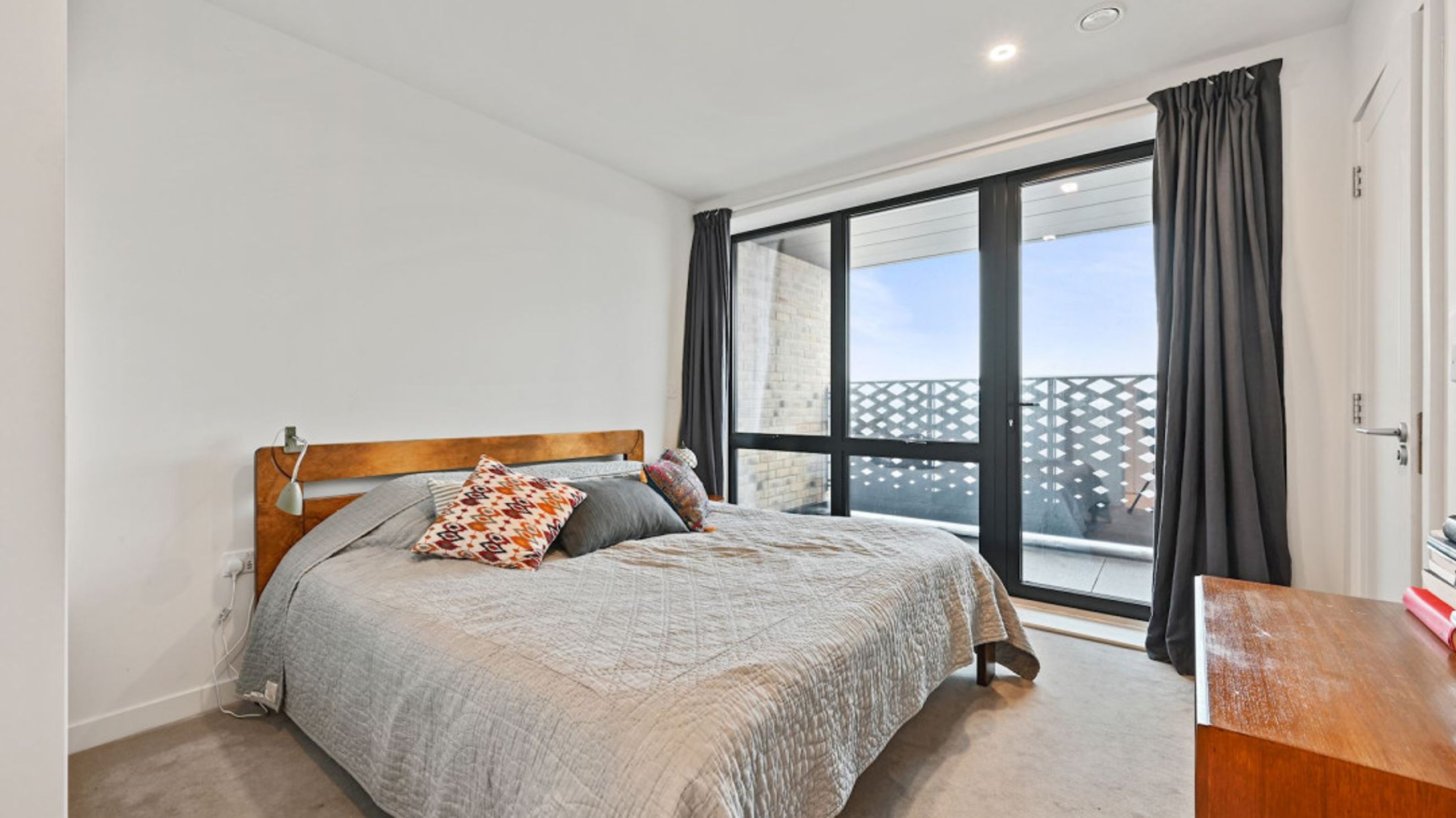 Property photo 7 of 15 for Middle Road, London,  