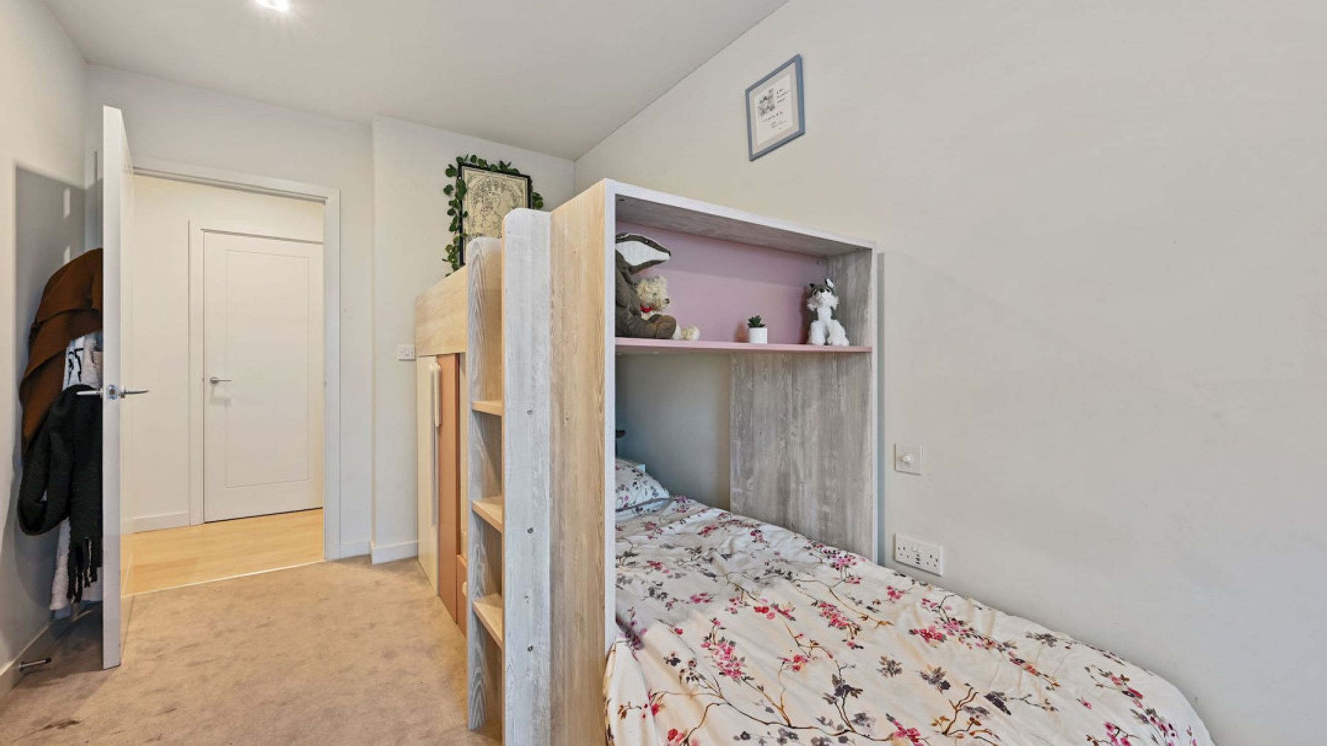 Property photo 11 of 15 for Middle Road, London,  