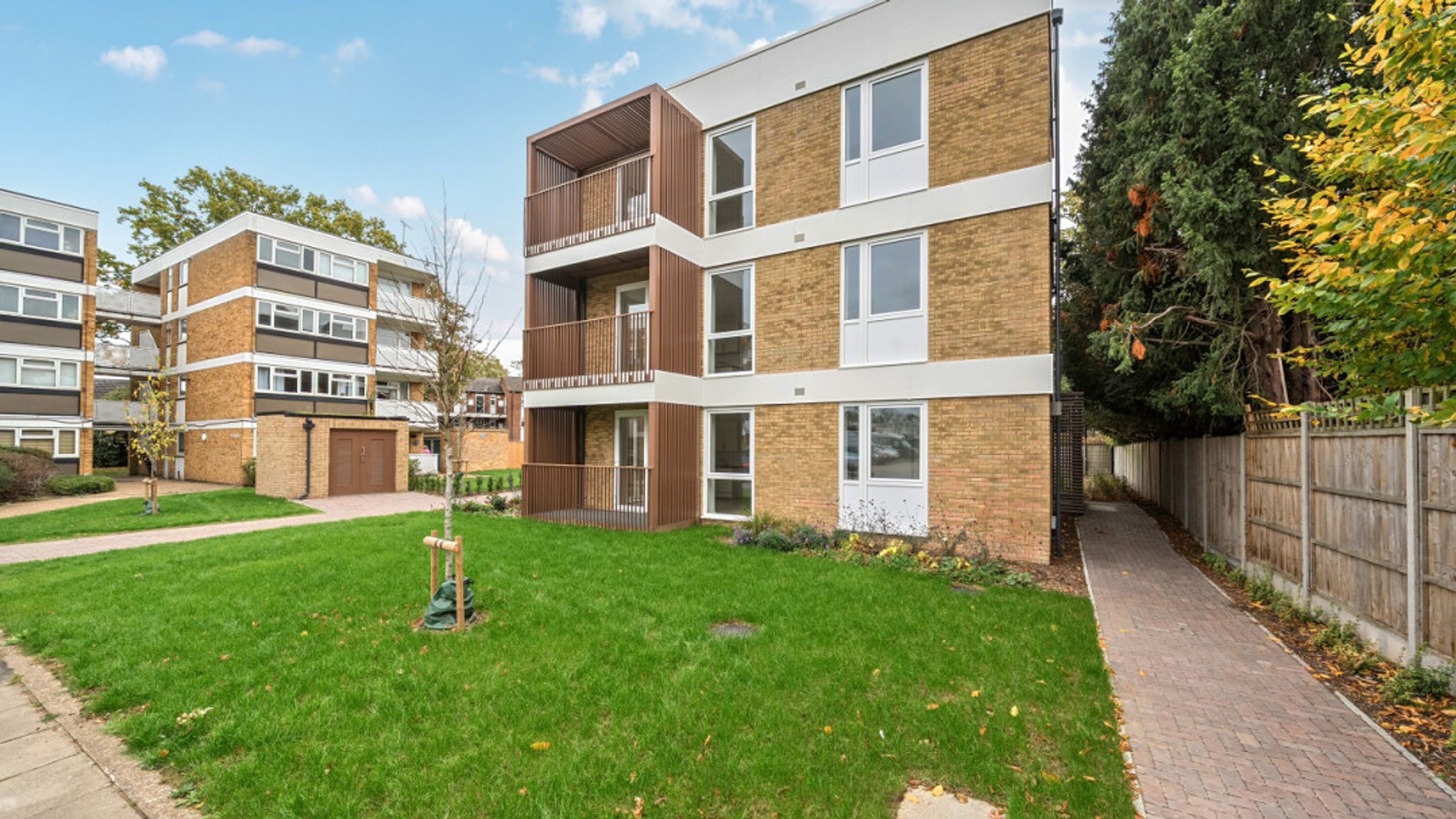 Property photo 12 of 14 for 17 Harlequin Road, Teddington