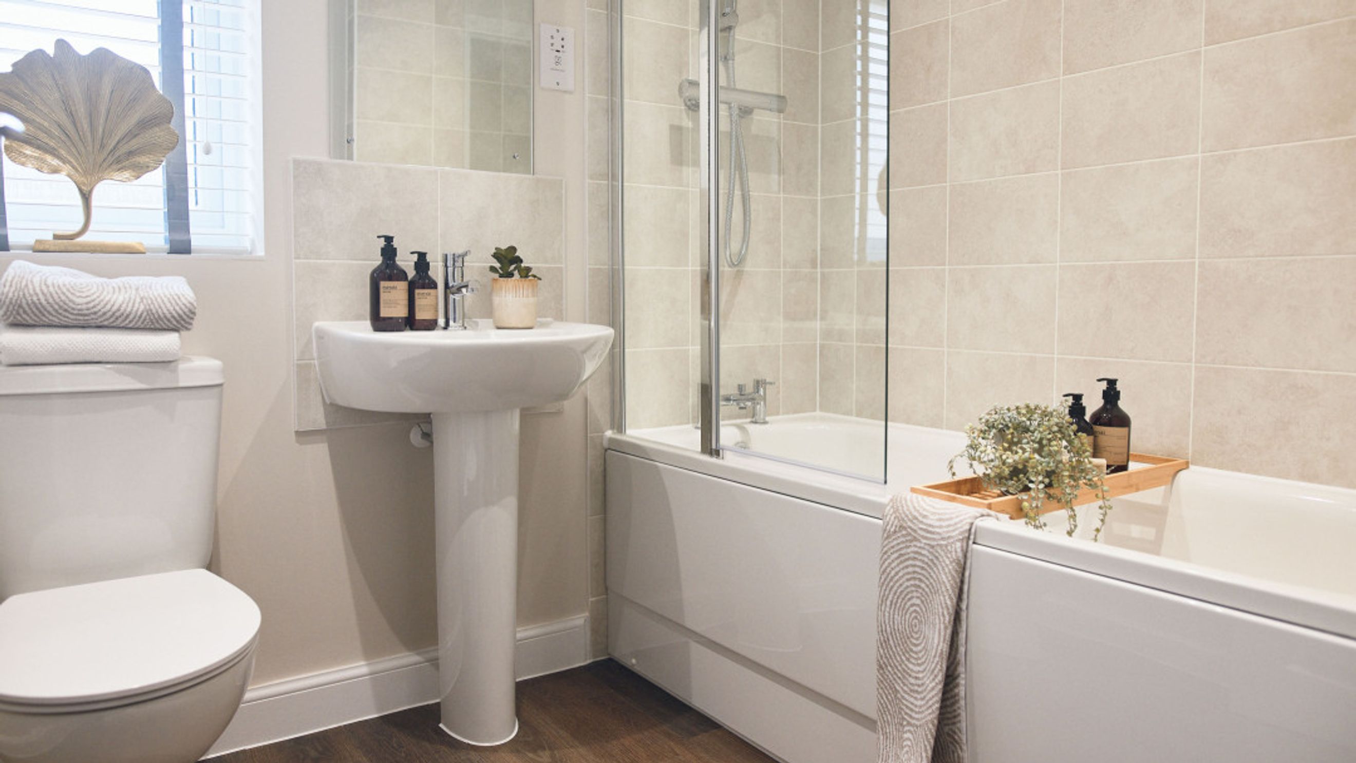 A bathroom with a toilet, sink, and bathtub.