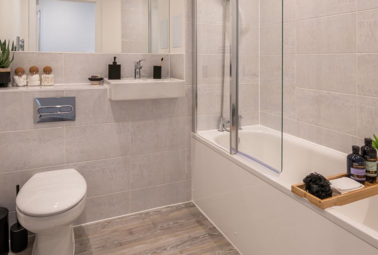 A bathroom with a toilet, sink, and bathtub.