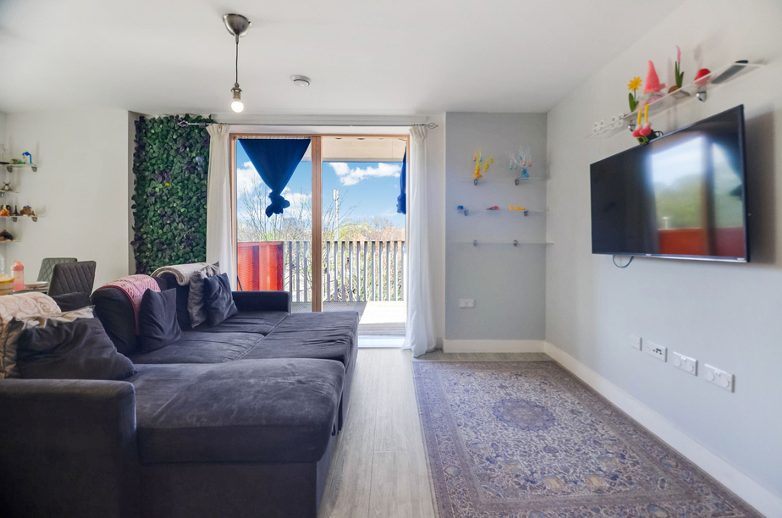 Property photo 5 of 27 for Galingale Court, Thames Reach