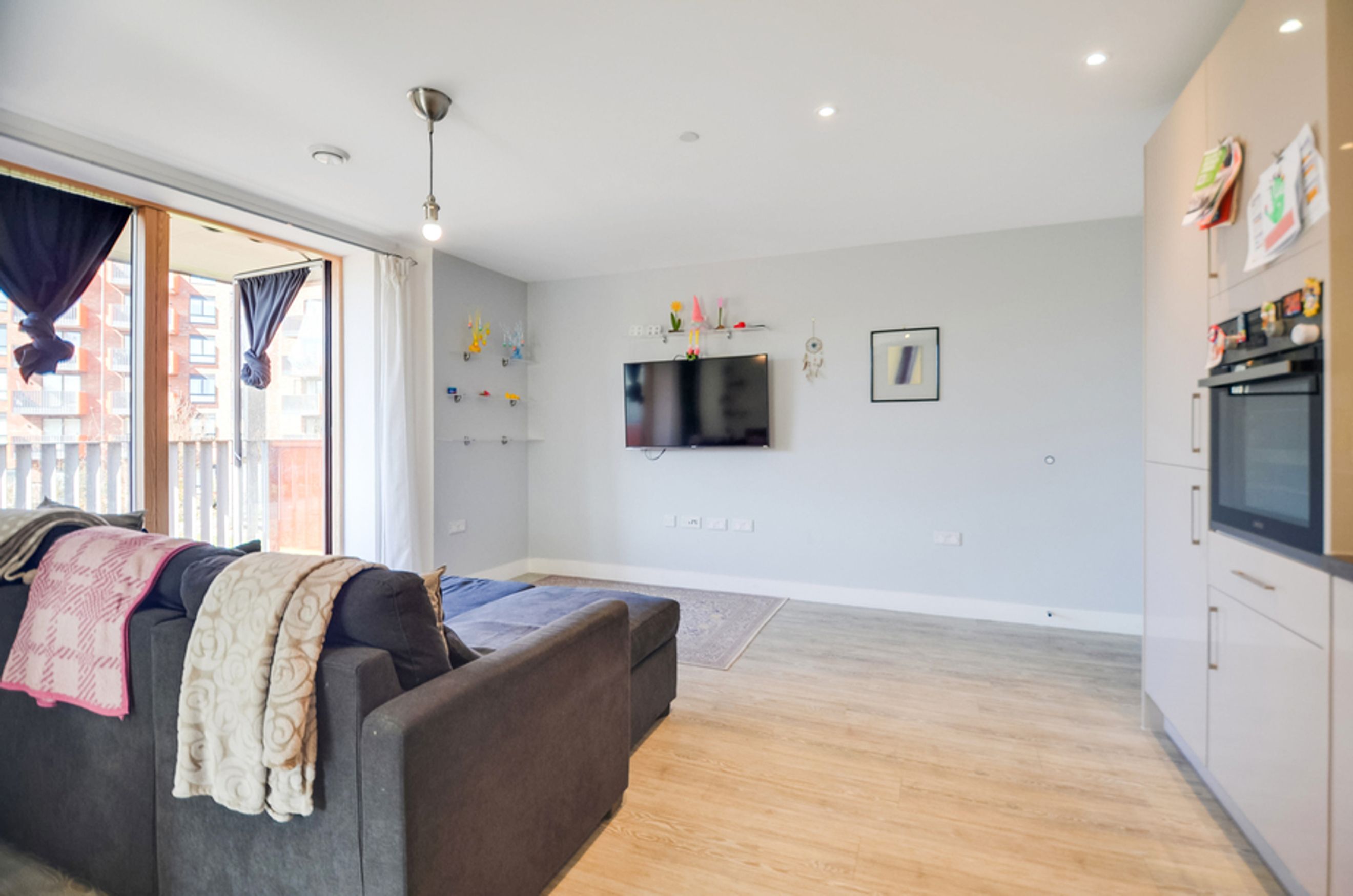 Property photo 4 of 27 for Galingale Court, Thames Reach