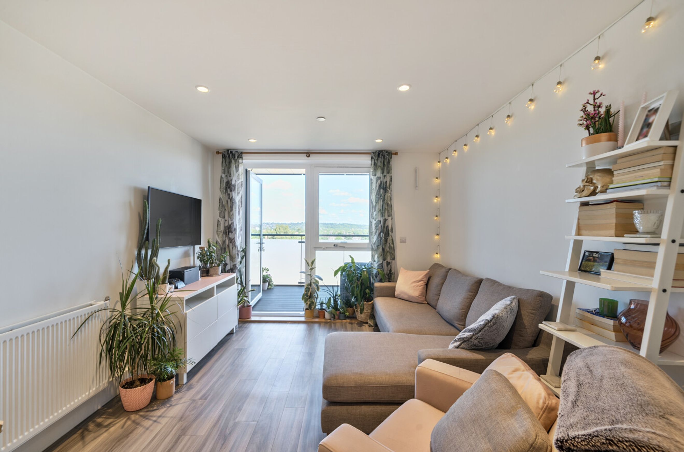 Property photo 2 of 23 for Callier House, Burnt Oak Broadway