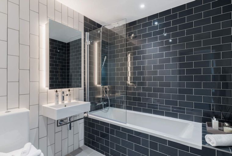 A bathroom with a toilet, sink, and bathtub.