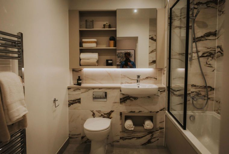 A bathroom with a toilet, sink, and bathtub.