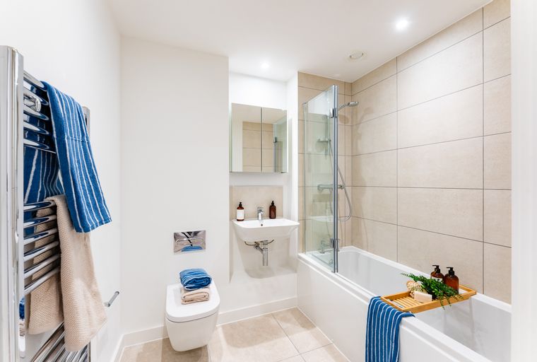 A bathroom with a toilet, sink, and bathtub.